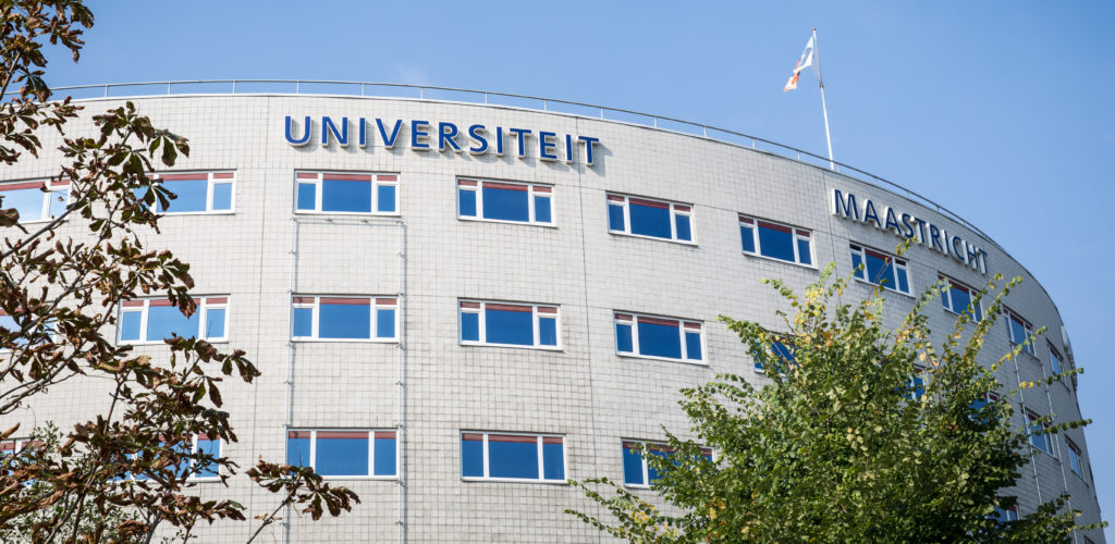 Vista frontal de um edifício na Maastricht University